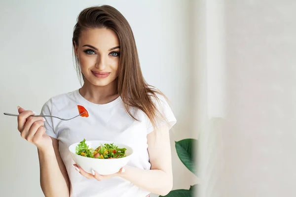 Estilo Vida Saudável Mulher Comer Salada Sorrindo Feliz Cozinha Leve — Fotografia de Stock