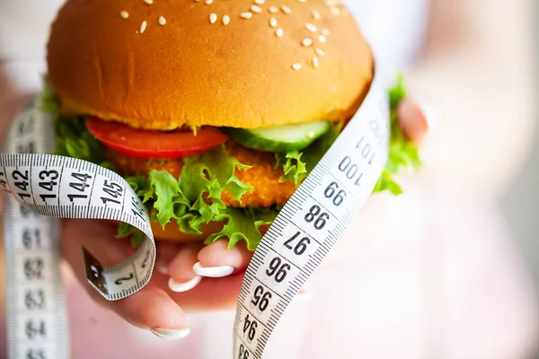 Frau Hält Schädlichen Fett Burger Mit Weißem Maßband — Stockfoto