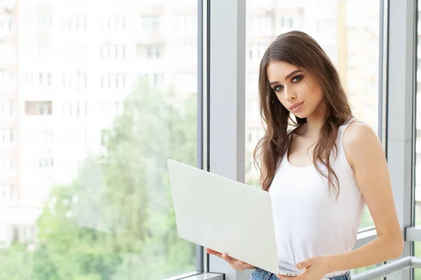 Ofiste Dizüstü Bilgisayarla Çalışan Çekici Bir Kadını — Stok fotoğraf