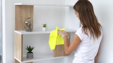 Kadınlar mobilyaları temizlemek için bez kullanır, modern ofisteki toprağı temizlemek için bez kullanır.