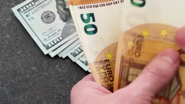 ユーロ紙幣をカウントしながら手を閉じる — ストック動画