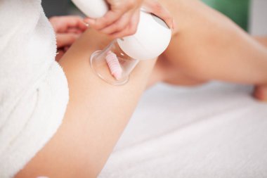 Kalçalara vakum tüpleri kullanarak anti-selülit masajı yapın.