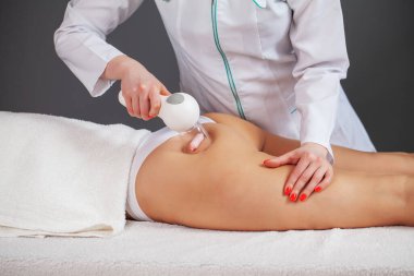 Kalçalara vakum tüpleri kullanarak anti-selülit masajı yapın.