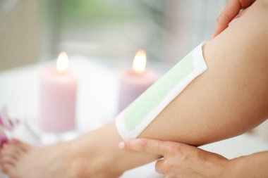 Bacaklarında balmumu şeridi olan sürgün prosedürü.