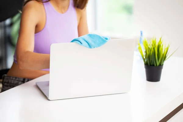 Cleaner Cleans Office Wiping Dust Laptop — Stock Photo, Image