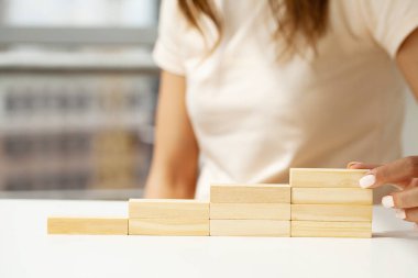 Kadın eli düzenleme ahşap blok basamak olarak istifleme