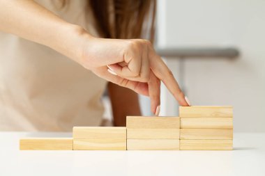 Merdivenler gibi dizili ahşap küpü elle düzenleme