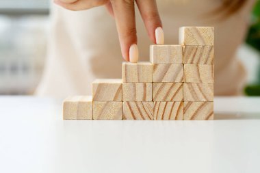 Kadın eli düzenleme ahşap blok basamak olarak istifleme