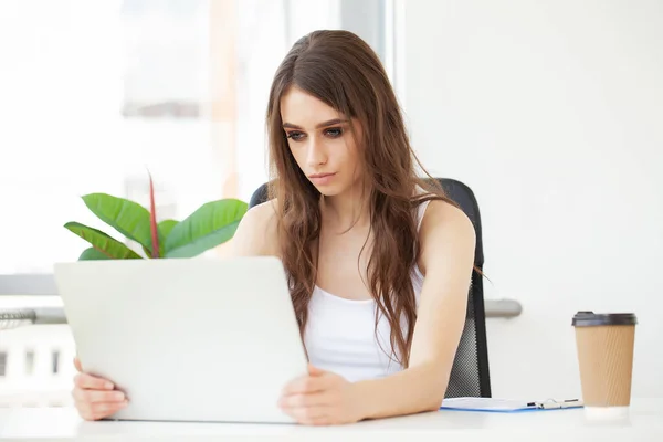 Mujer Negocios Ocupada Trabajando Ordenador Portátil Oficina — Foto de Stock