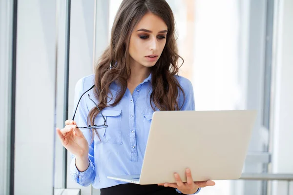 Kadını Ofiste Dizüstü Bilgisayarda Çalışmakla Meşgul — Stok fotoğraf