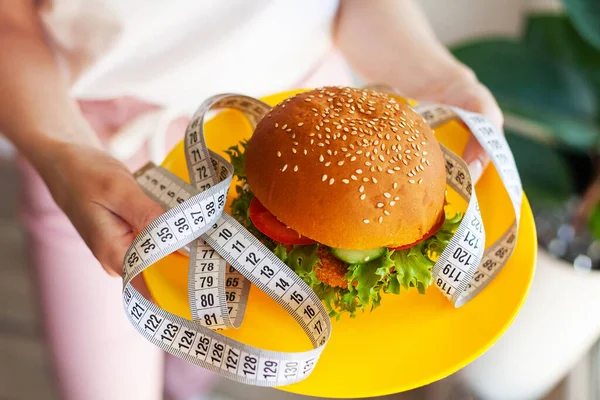 Вредный Жирный Бургер Измерительной Лентой Концептуальная Диета — стоковое фото