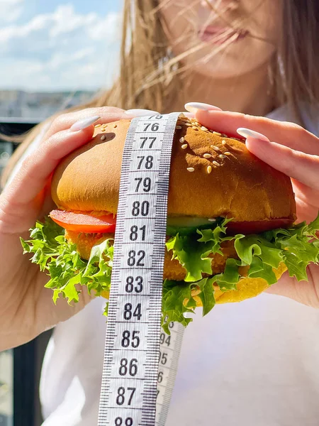 測定テープと有害な脂肪バーガー コンセプトダイエット — ストック写真