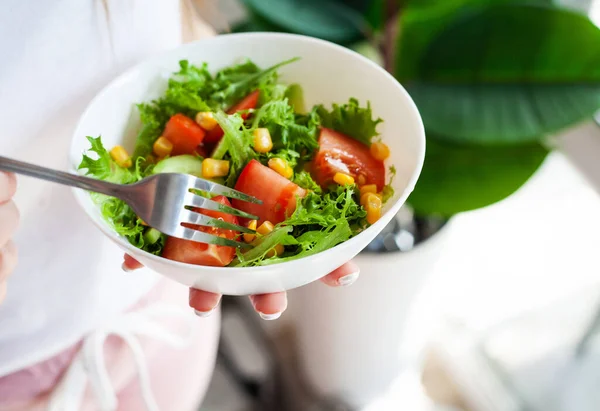 Egy Egészséges Diétás Diétás Salátát Tart — Stock Fotó