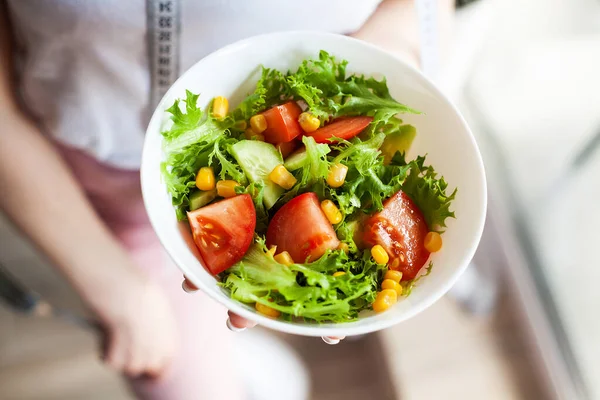 Egy Egészséges Diétás Diétás Salátát Tart — Stock Fotó