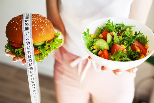 Kvinna Bestämmer Sig För Att Äta Hamburgare Eller Färsk Sallad — Stockfoto