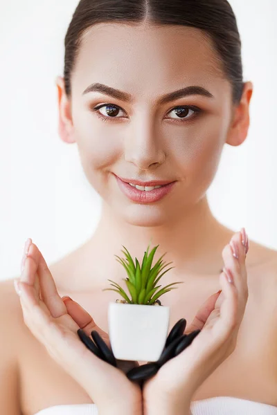 Frau Mit Perfekter Haut Hält Eine Grüne Pflanze Den Händen — Stockfoto