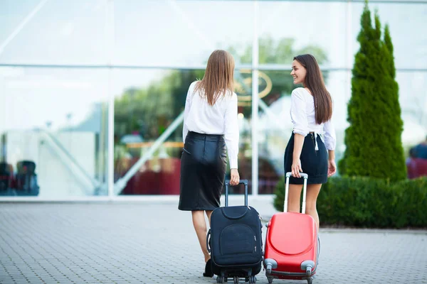 空港での荷物を持って歩いて つのスタイリッシュな女性の方 — ストック写真
