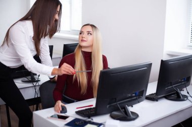 Ofiste birlikte çalışan iki bayan meslektaşım..