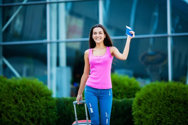 Kobieta Spaceru Pobliżu Lotniska Walizką Paszport Bilet Pasażerski — Zdjęcie stockowe