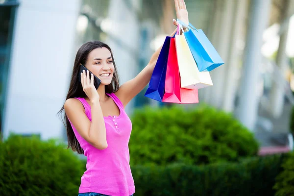 Donna Piedi Vicino Centro Commerciale Con Confezioni Colorate — Foto Stock