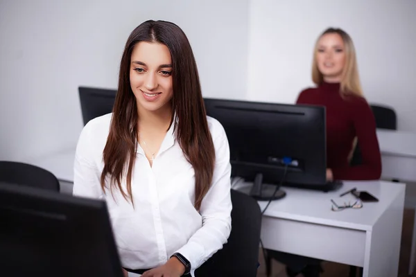 Two Female Colleagues Office Working Together — Stock Photo, Image