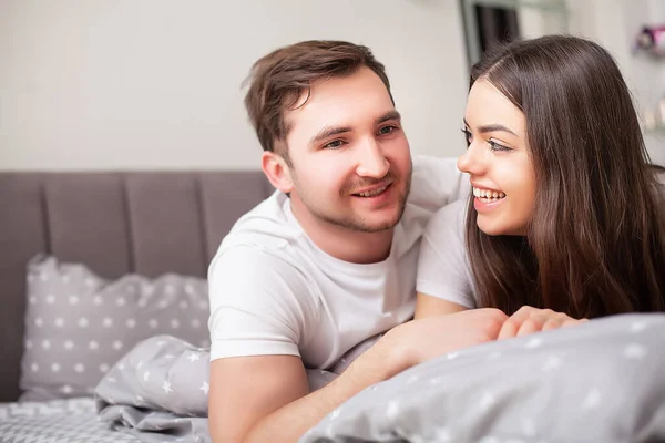 Šťastný Smyslný Mladý Pár Ležící Spolu Posteli — Stock fotografie