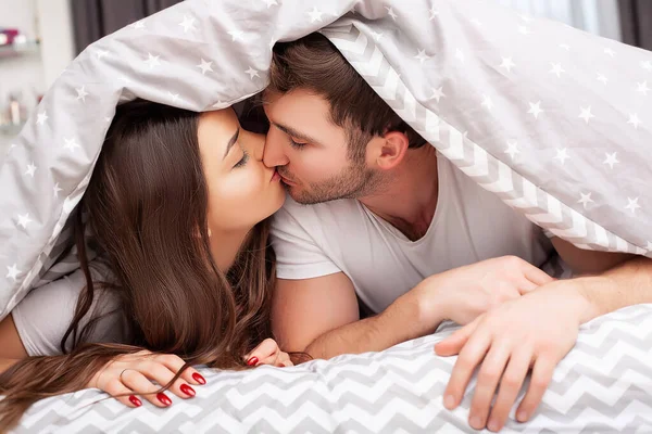 Glücklich Sinnlich Junges Paar Liegend Bett Zusammen — Stockfoto