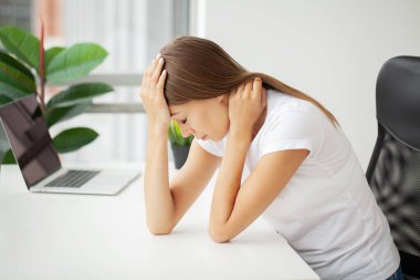 Stresli İş Kadını Ofiste Kafasını Tutuyor.