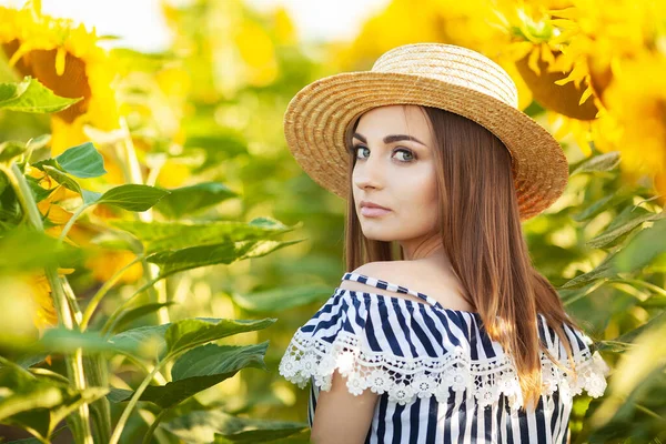 Schöne Junge Frau Sonnenblumenfeld Einem Sommertag — Stockfoto