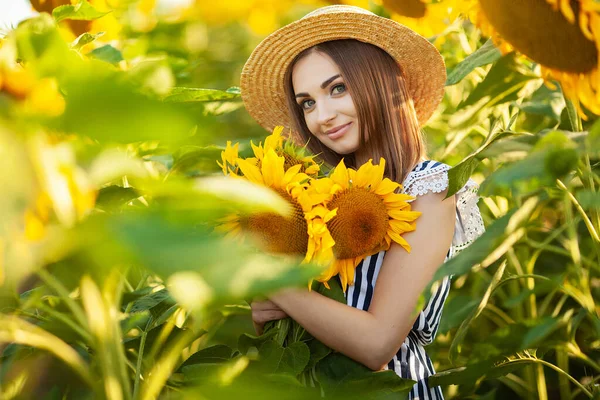 Güzel Genç Kız Gün Batımında Ayçiçeği Tarlasında Doğanın Tadını Çıkarıyor — Stok fotoğraf