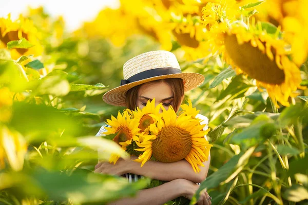 Hermosa Joven Disfrutando Naturaleza Campo Girasoles Atardecer —  Fotos de Stock