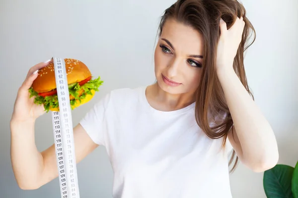 Mujer Con Hamburguesa Cinta Métrica Mientras Hace Dieta — Foto de Stock