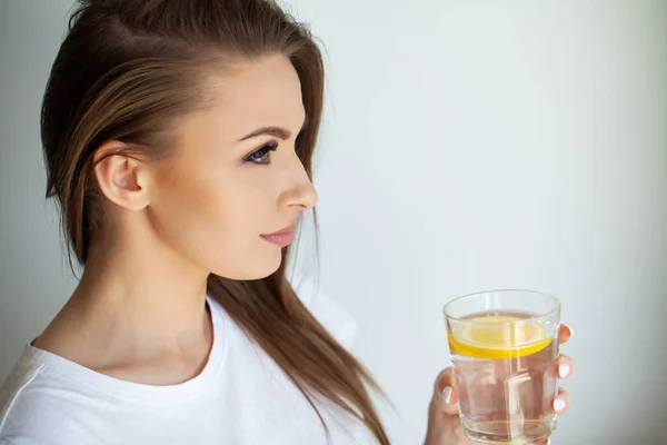 Schöne Junge Frau Trinkt Hause Frisches Wasser Mit Zitrone — Stockfoto