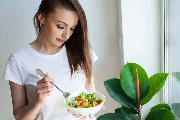 Ung Kvinna Äter Hälsosam Mat Sitter Ljuset Interiör — Stockfoto