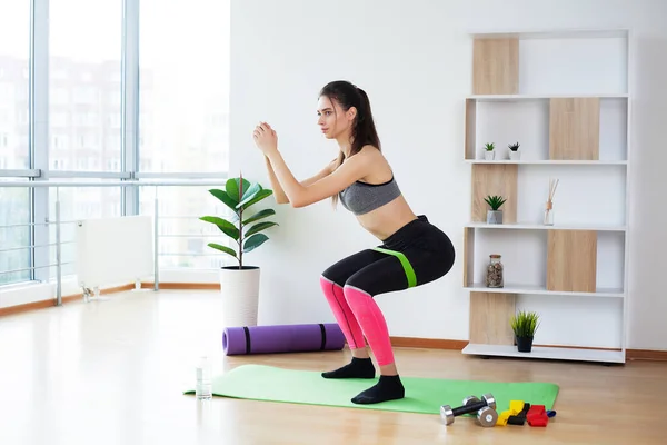 快乐活跃的女人在健身室健身 — 图库照片