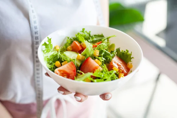 Mujer Joven Comiendo Comida Saludable Sentada Interior Luz — Foto de Stock