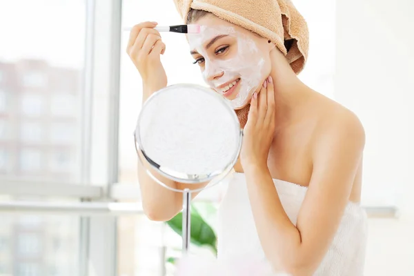 Mulher Aplica Máscara Barro Seu Rosto Banheiro — Fotografia de Stock