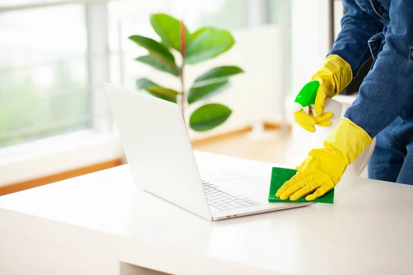 Sarı Eldivenli Bir Kadın Ofisi Temizliyor — Stok fotoğraf