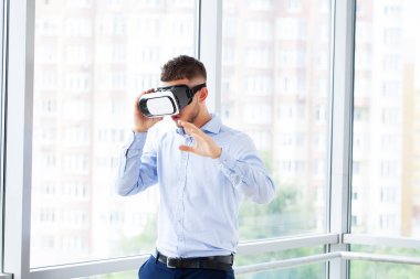 Sanal gerçeklik gözlüklü adam, uygulama benzetim arayüzü ile etkileşir