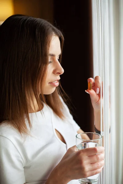 Femme Prenant Pilule Vitamine Avec Verre Eau Douce Intérieur — Photo