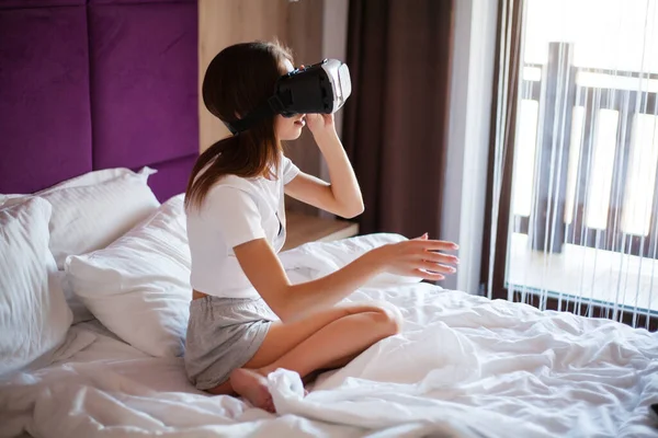 Linda Mujer Sentada Cama King Size Juega Juegos Realidad Virtual — Foto de Stock