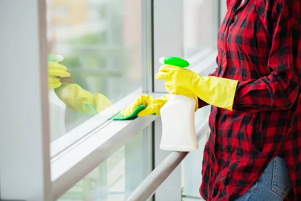 Seorang Wanita Dengan Sarung Tangan Kuning Mencuci Jendela Pusat Perkantoran — Stok Foto