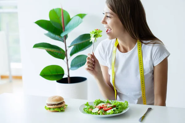 Mulher Bonita Decide Comer Hambúrguer Salada Fresca Cozinha — Fotografia de Stock