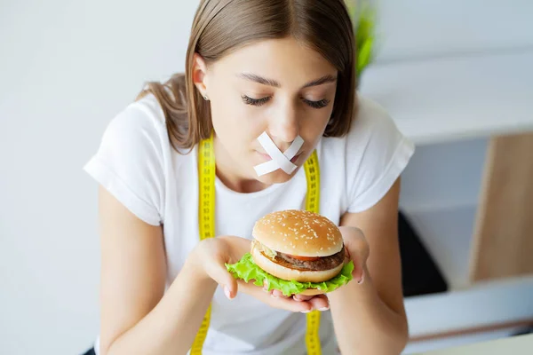 Portret Kobiety Która Chce Zjeść Hamburgera Ale Zaklejone Usta — Zdjęcie stockowe