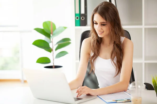 Mulher Negócios Trabalhando Usando Laptop Computador Concentrado Sorrindo — Fotografia de Stock