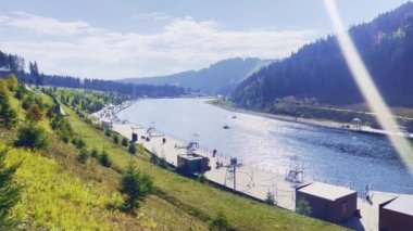 Bukovel, Ukrayna - Ekim 2022: Bukovel, Karpatlar 'daki sonbahar ormanı ve göl manzarası.
