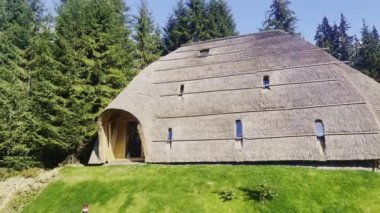 Bukovel, Ukrayna - Ekim 2022: Bukovel, Karpatlar 'daki modern etnik ev.