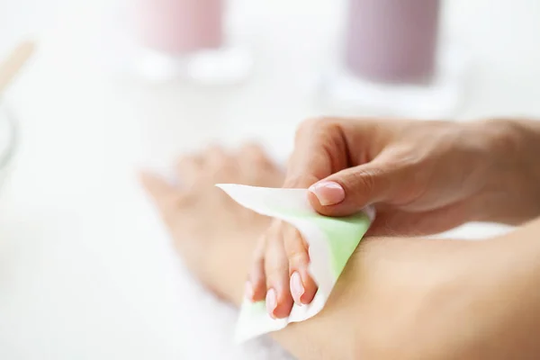 Femme Faisant Épilation Sur Leurs Mains Maison Dans Salle Bain — Photo