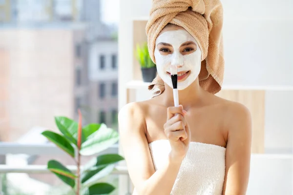 Cuidados Com Pele Mulher Com Bela Pele Facial Aplicando Máscara — Fotografia de Stock