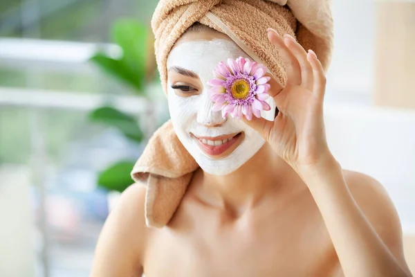 Cuidados Com Pele Mulher Com Bela Pele Facial Aplicando Máscara — Fotografia de Stock